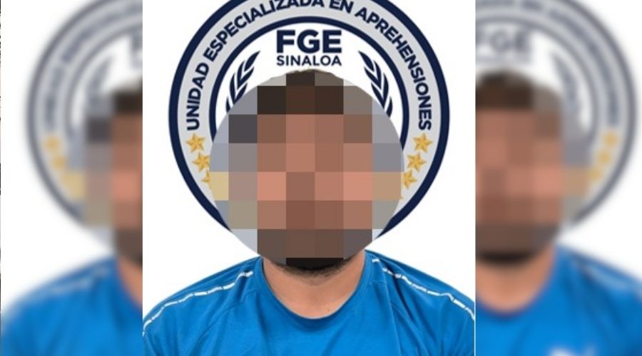 Imagen con una persona con playera color azul y la cara difuminada con el logo de la FGE