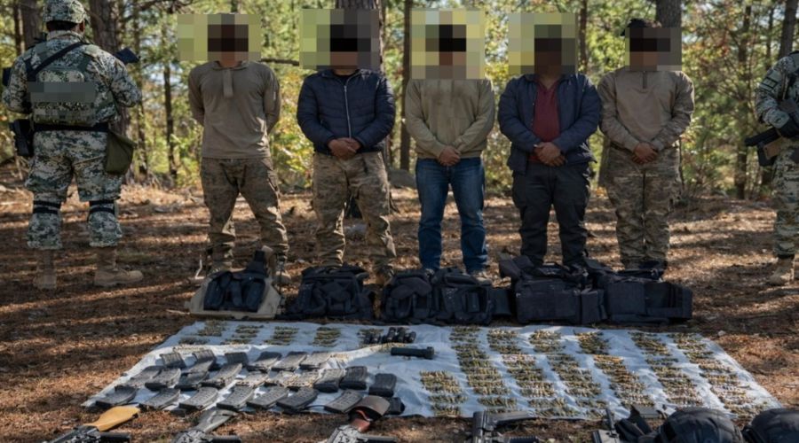 Elementos de seguridad en zona serrana y en medio detenidos con la cara pixelada y debajo de ellos artefactos confiscados