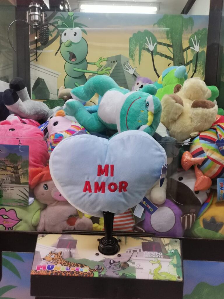 Máquina de peluches con una palancha y un peluche de corazón