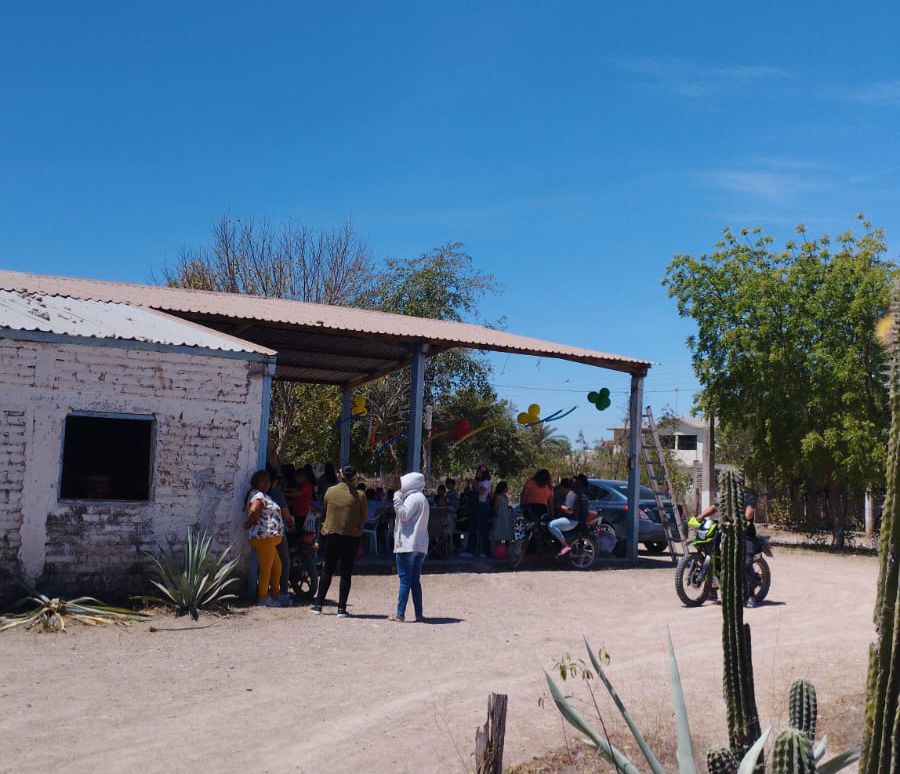 Casa blanca con personas fuera de ellla