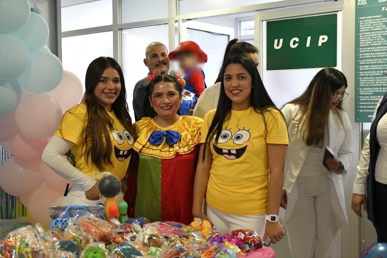 Tres personas en celebración de día del niño en el IMSS