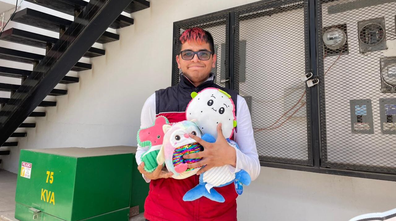 Rubén Arturo con peluches en sus manos