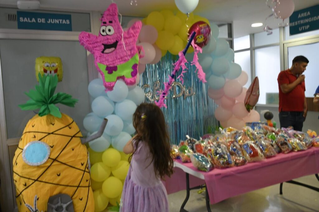 Personas en festejo con globos de Bob Esponja y dulces