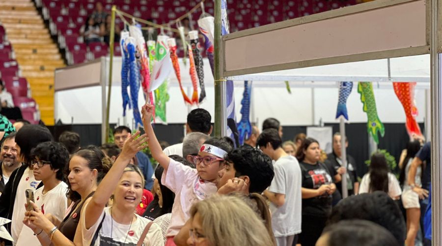Familias en festival dentro de un gimnasio decorado con ambientación oriental