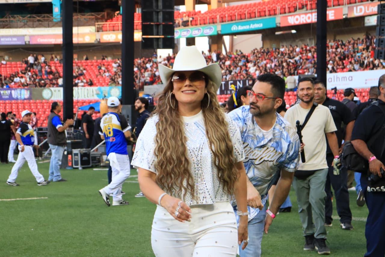 Diana Reyes con sombrero blanco en el Estadio Teodoro Mariscal en Mazatlán