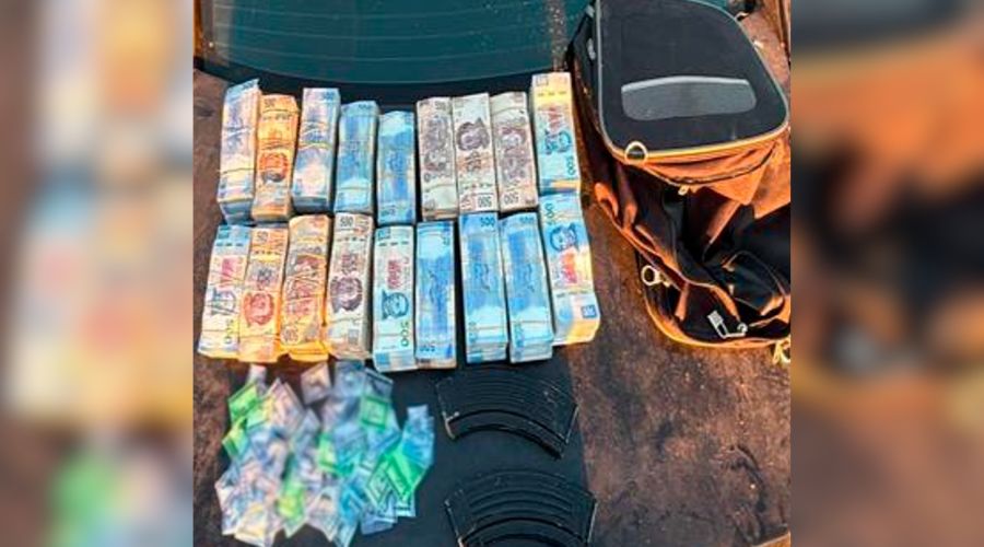 Fajos de billetes colocados en el suelo junto otros artefactos confiscados