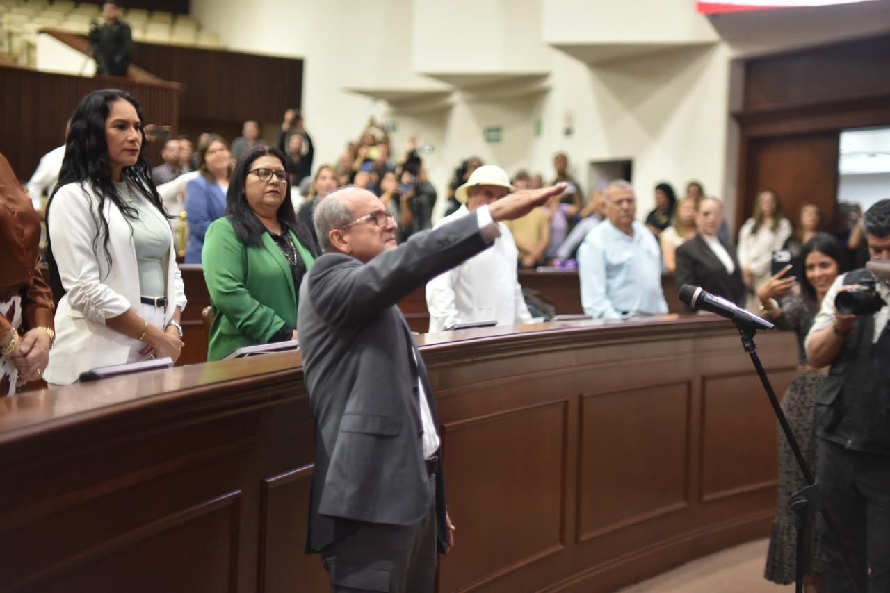 Diputado Bernardino Antelo con la mano y brazo arriba