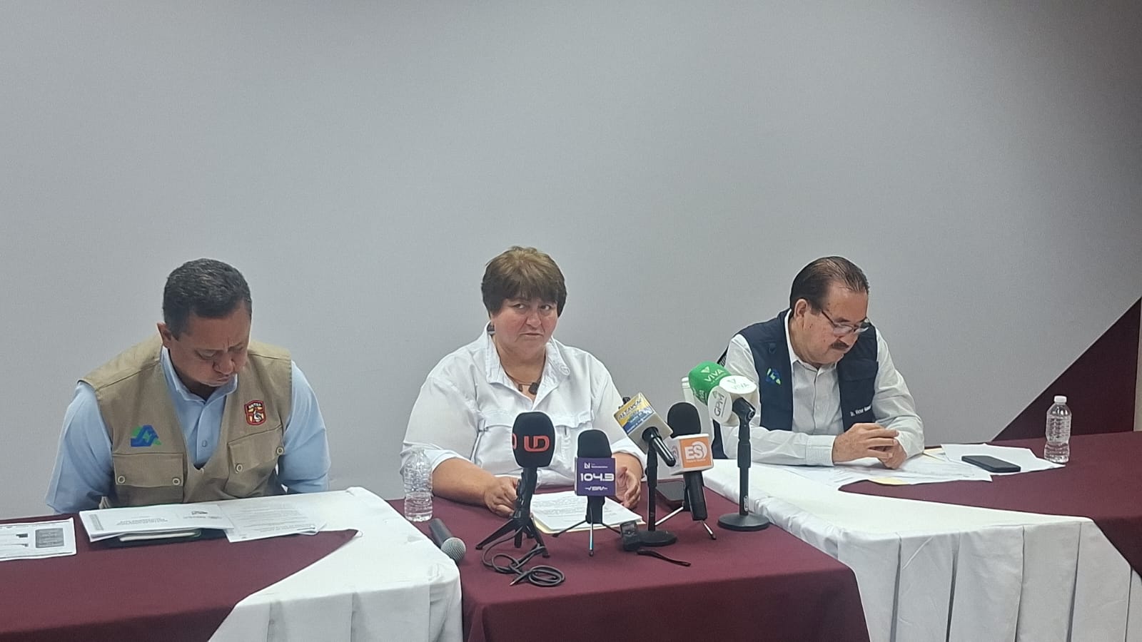 María Isabel Astorga Soto y demás personas en conferencia de prensa