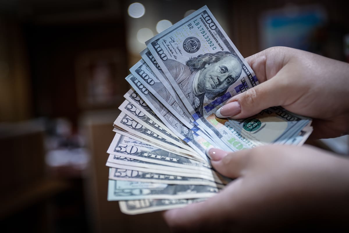 El dólar continúa alejándose de las 18 unidades: checa el tipo de cambio este domingo 26 de abril
