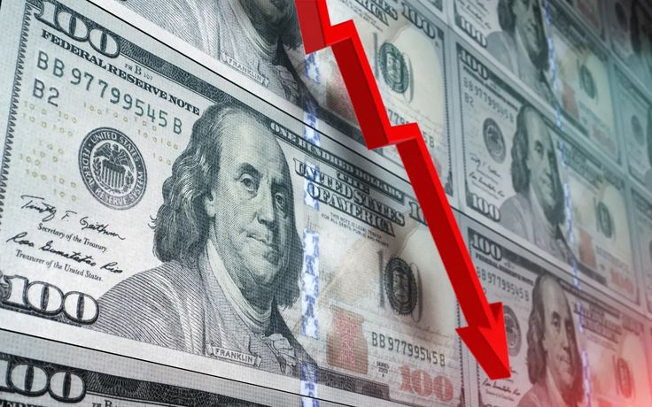 Billete de dólar con una flecha hacia abajo