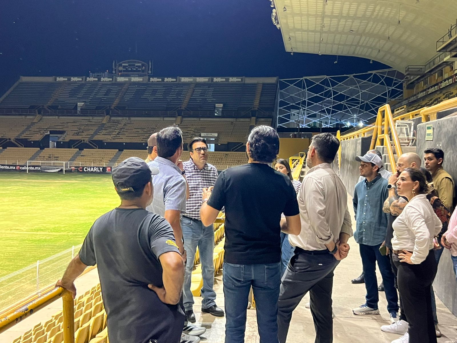 personas hablando en estadio