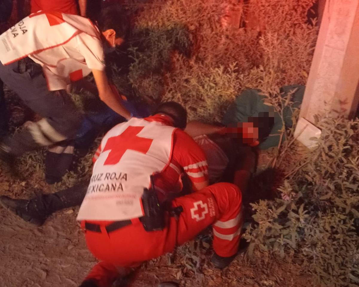 Lesionado siendo atendido por paramédico de la Cruz Roja