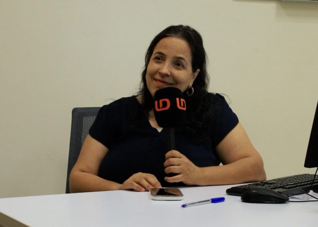 Mujer sentada con un micrófono en las manos