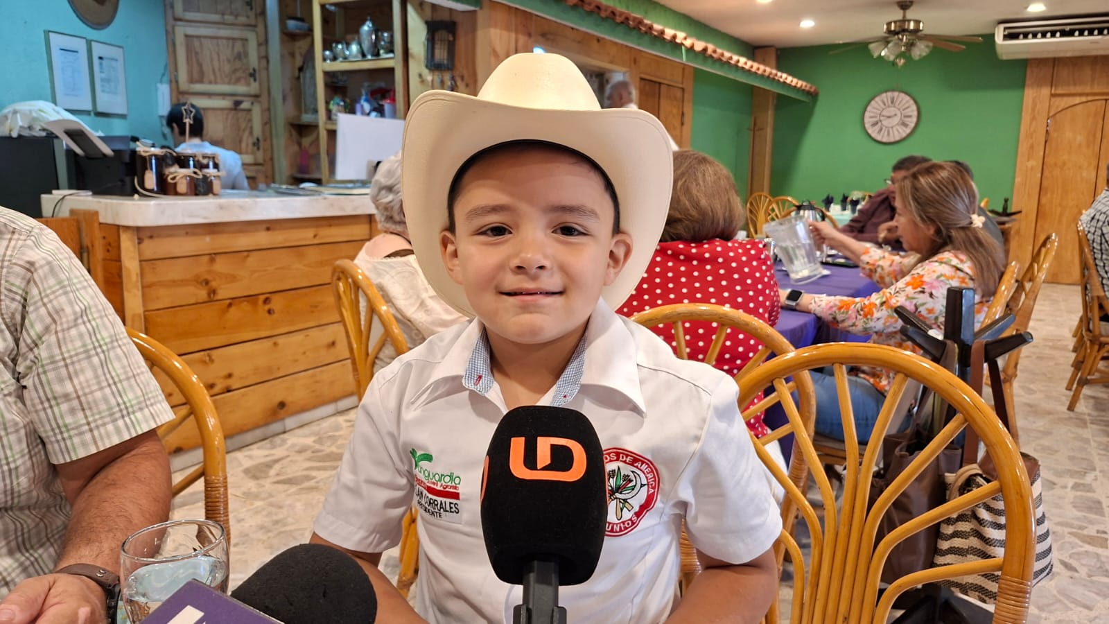 Niño con un sombrero ranchero en entrevista con medios posando para la foto