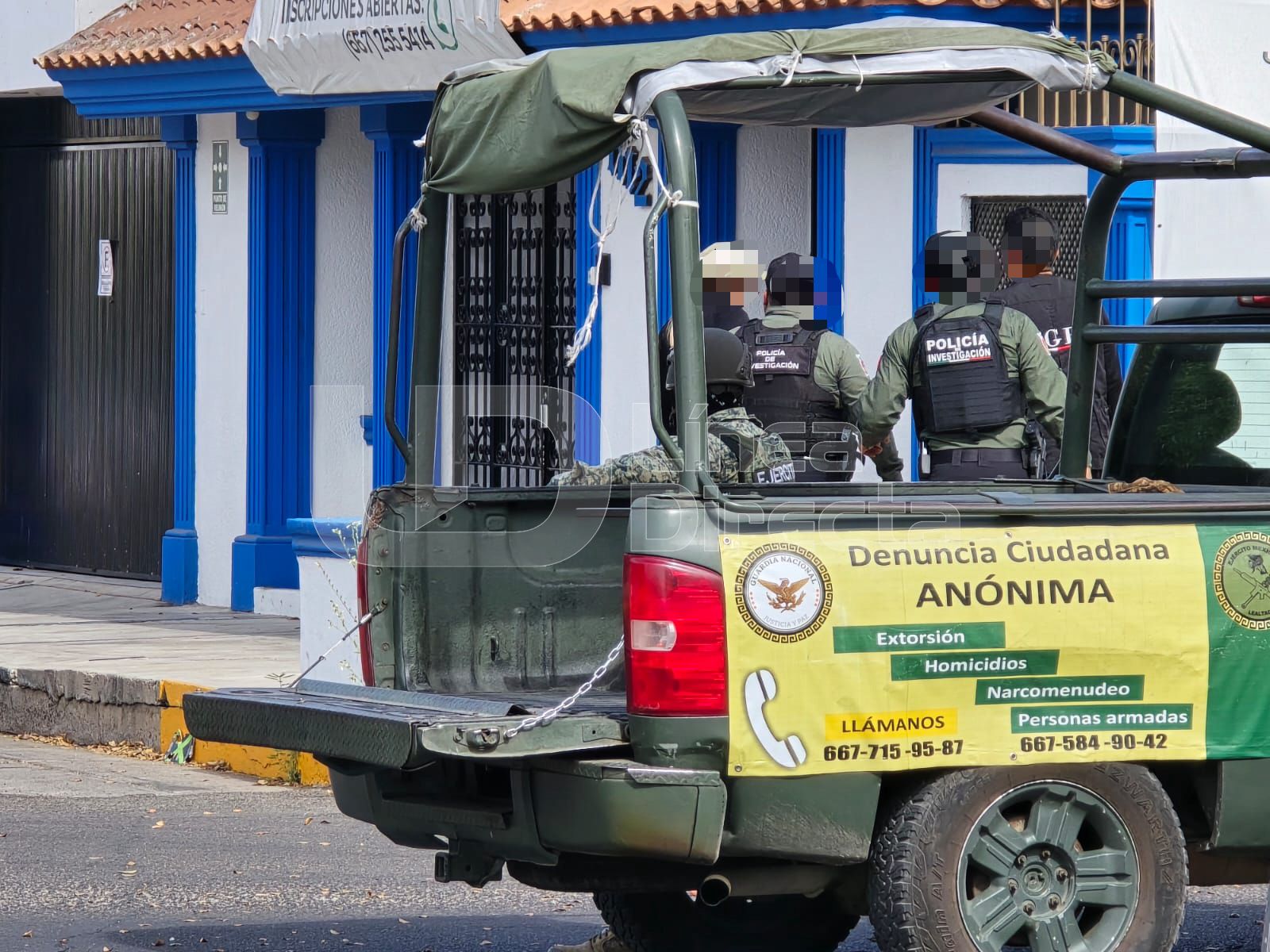Camioneta de la Policía Municipal con una cinta amarilla de precaución