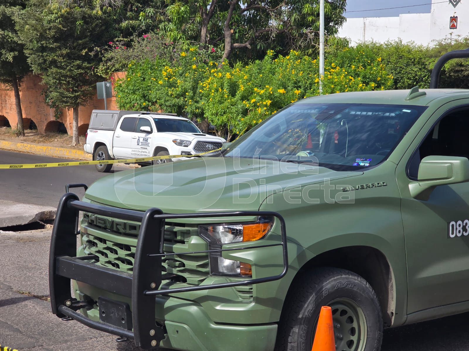 Unidades del Ejército y de la FGE en una calle con una cinta de precaución