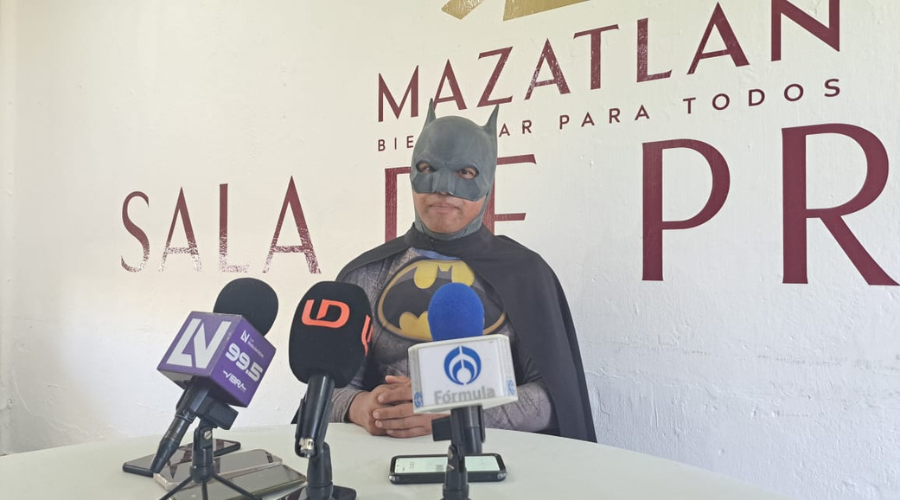 Ricardo Hernán, el “Batman MX”, en rueda de prensa en Mazatlán