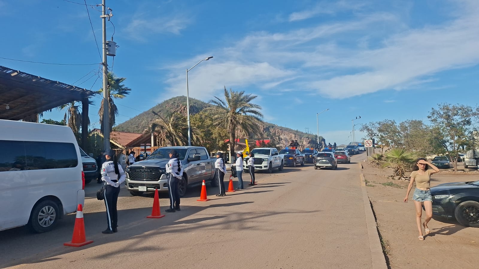 Agentes de Vialidad supervisando la entrada a El Maviri.