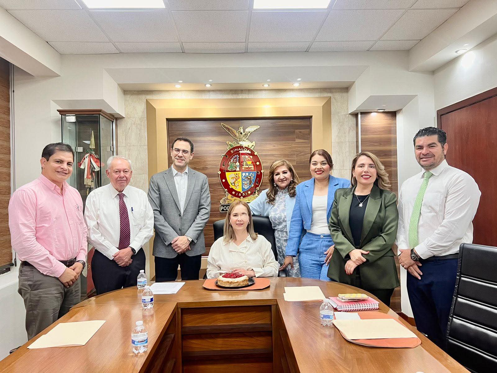 Diputada Eli Montoya junto a Tere Guerra en la mesa de la Jucopo del Congreso de Sinaloa