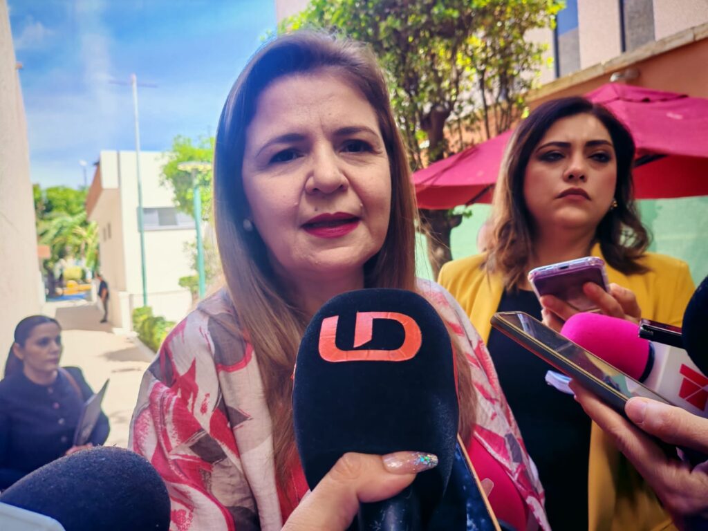 Emma Guadalupe Félix Rivera hablando con los medios