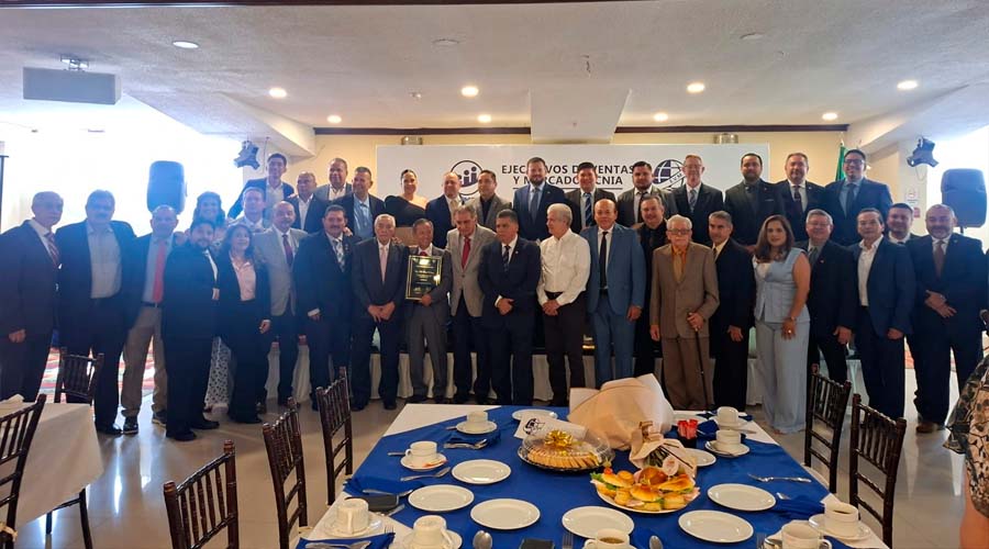 Empresarios reconocen a Slit Chew Wong