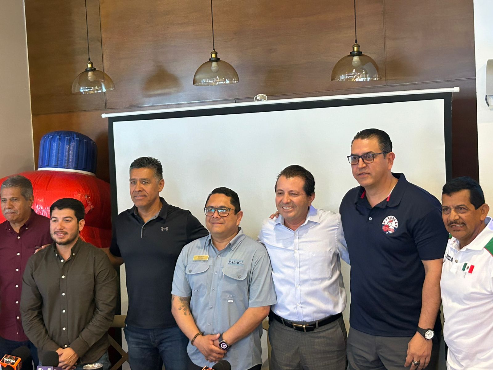 personas posadno para foto