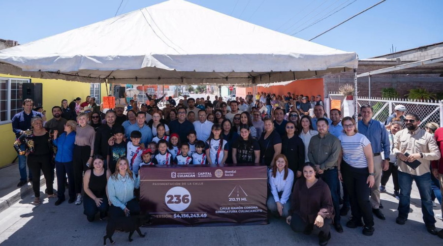  Juan de Dios Gámez Mendívil entrega obra de pavimentación a la calle Ramón Corona