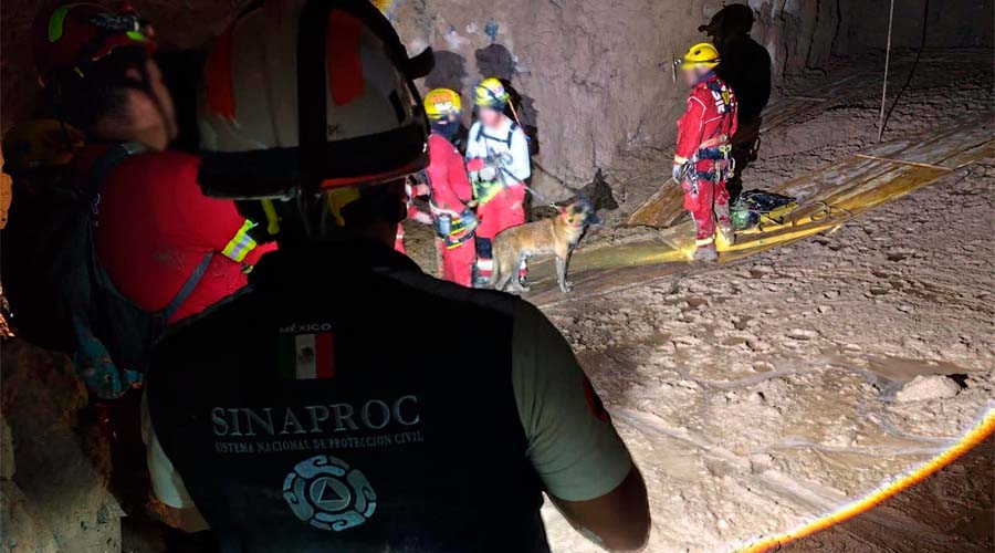 Equipo de rescate de mineros dentro de la Mina Santa Fe, en Rosario