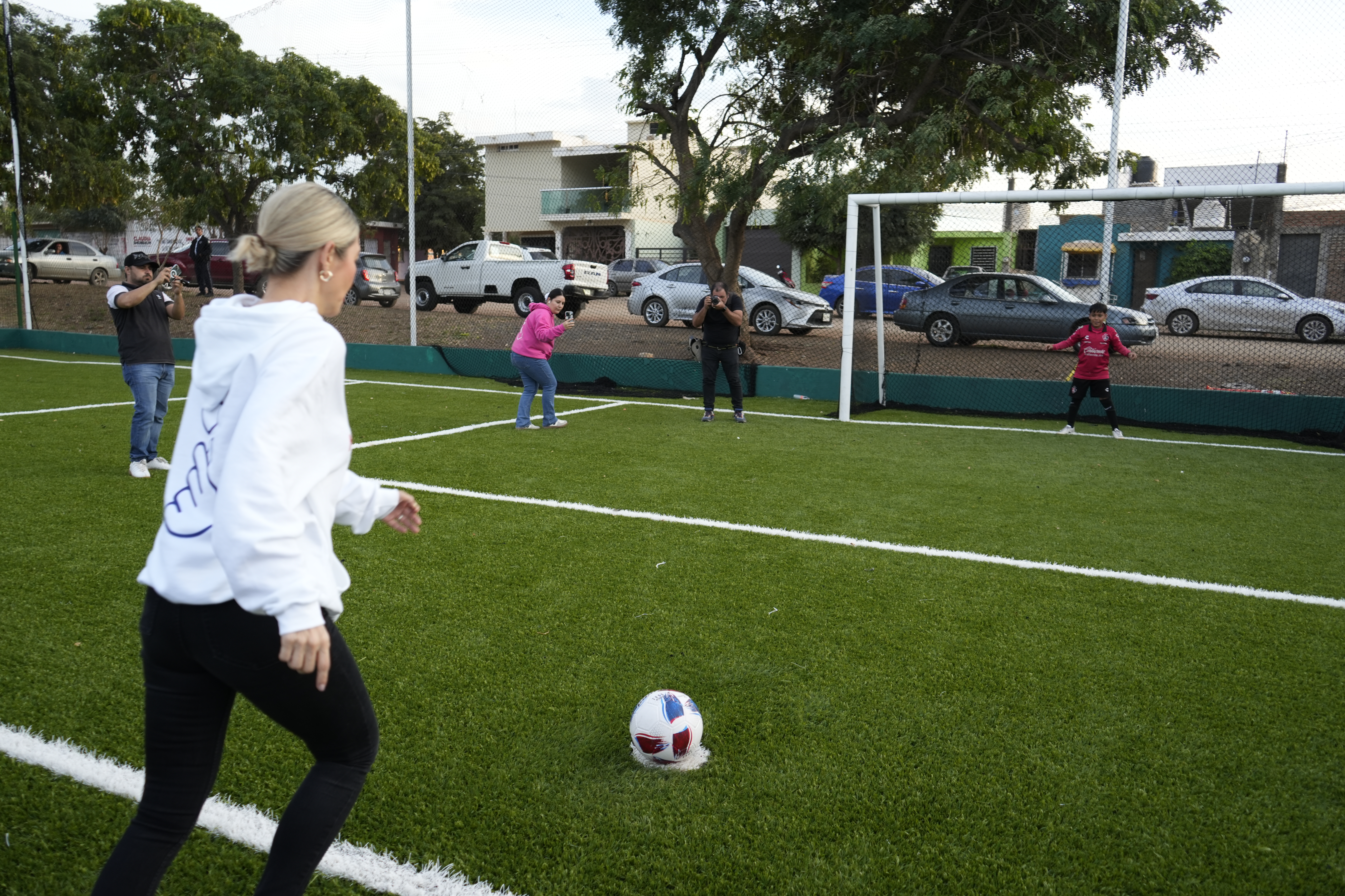 Estrella Palacios lanzando un penal