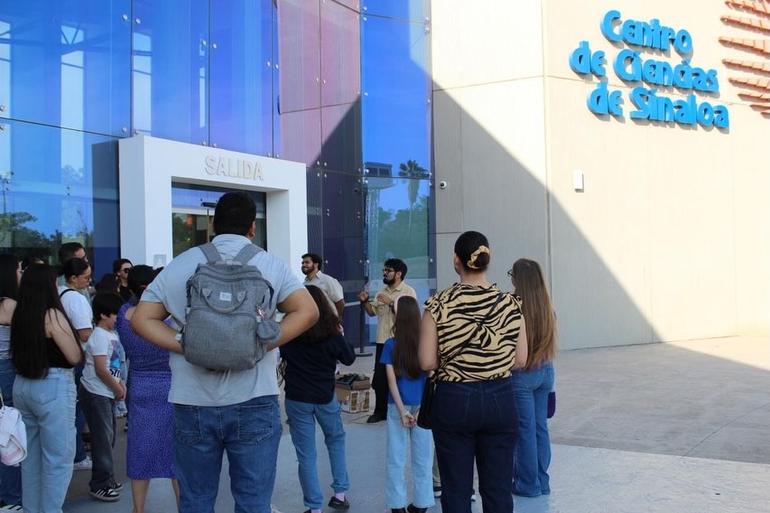 personas afuera de instalaciones del centro de ciencias en culiacán