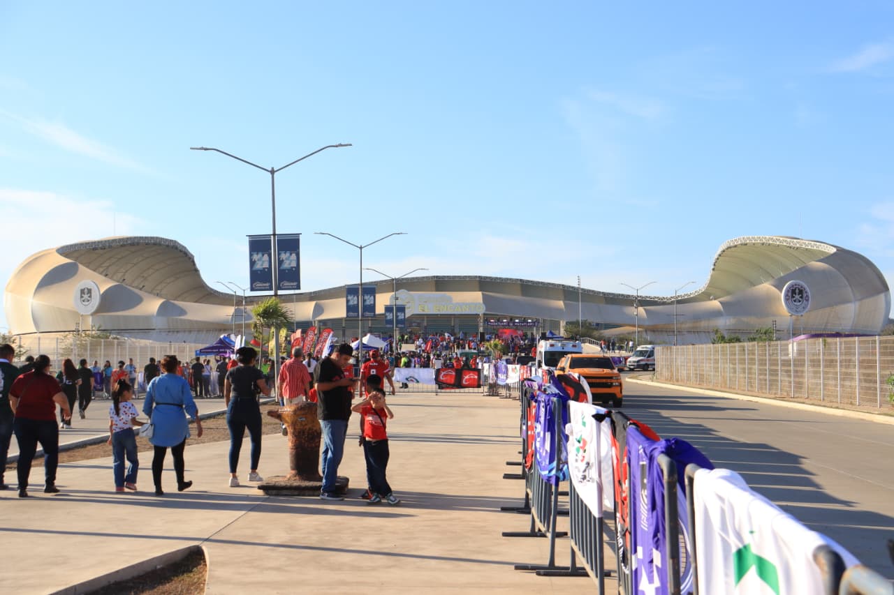 Estadio El Encanto en Mazatlán y gente ingresando al recinto