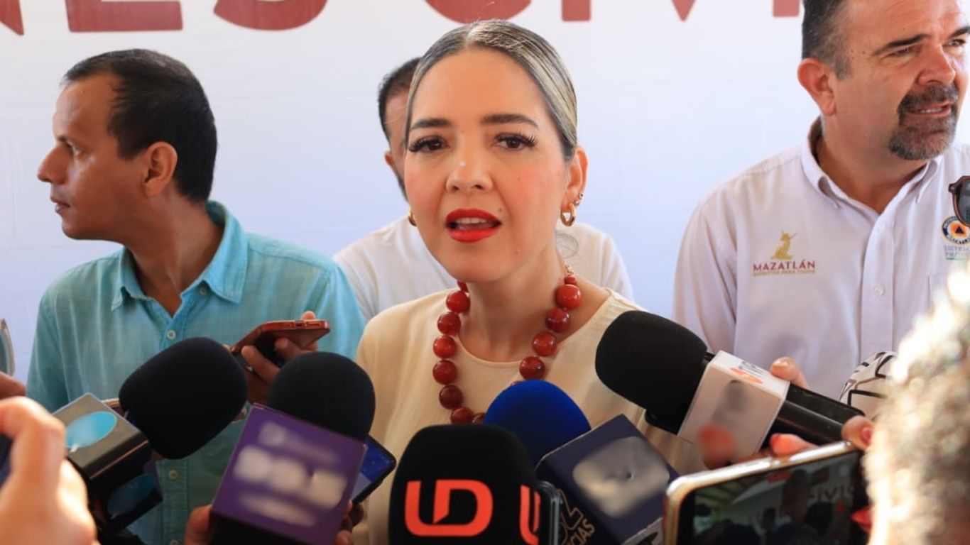 Alcaldesa de Mazatlán Estrella Palacios hablando amicrófonos de noticieros