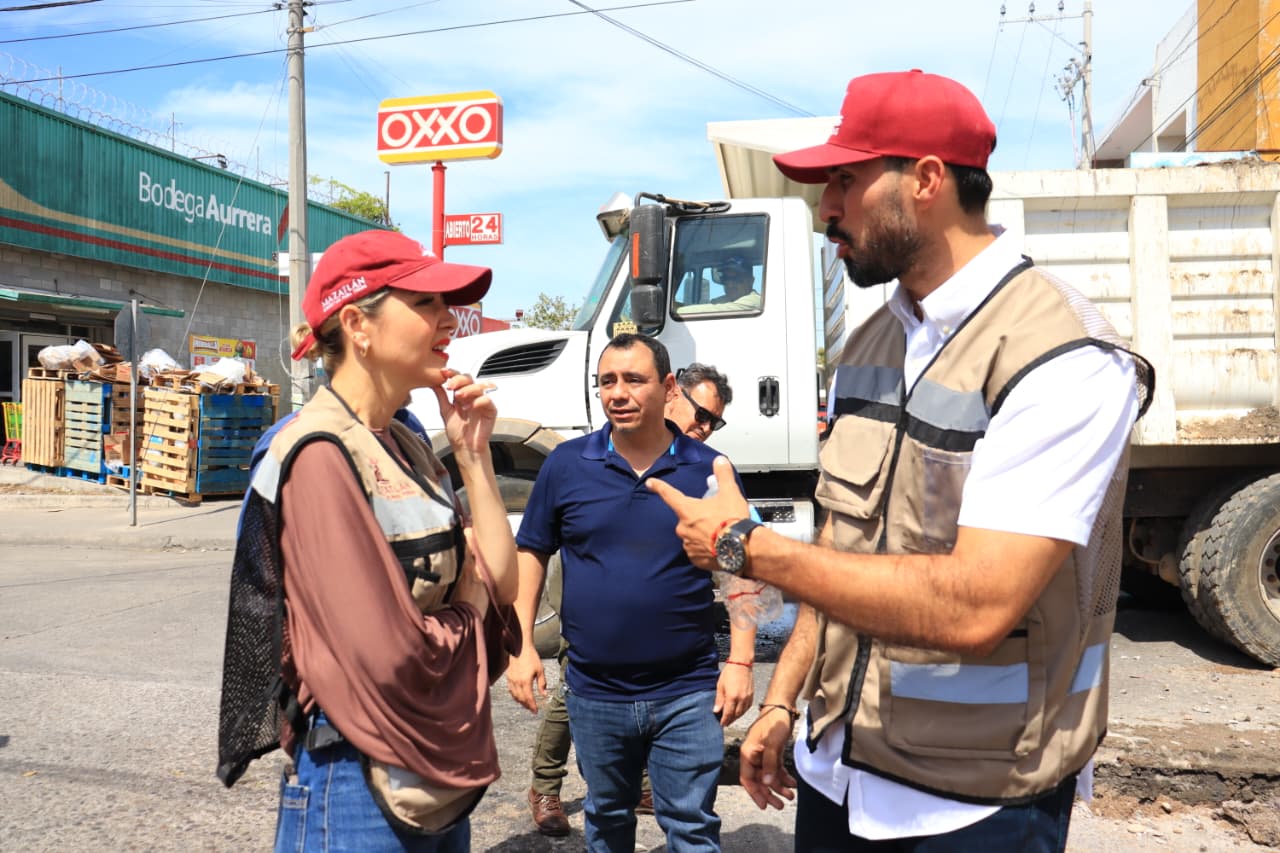 Alcaldesa Estrella Palacios supervisando la obra en calle de la colonia Olímpica.