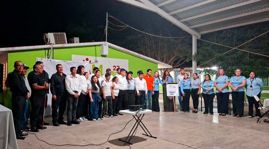 Estudiantes del Centro de Atención Múltiple número 27, en Guasave