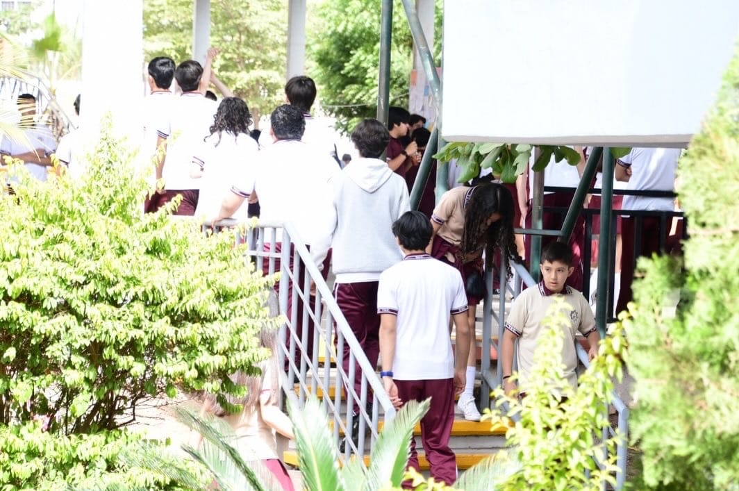Estudiantes dentro de una escuela