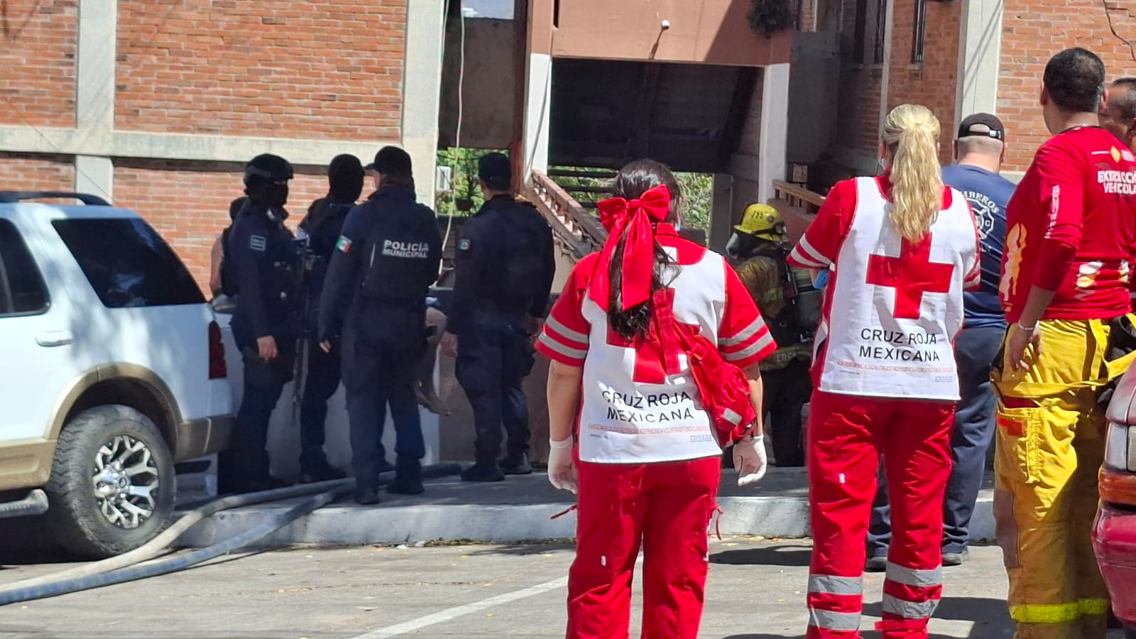 Policía Municipal y paramédicos de Cruz Roja en el lugar de los hechos.