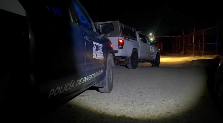 Unidades de la FGE en una calle de terracería