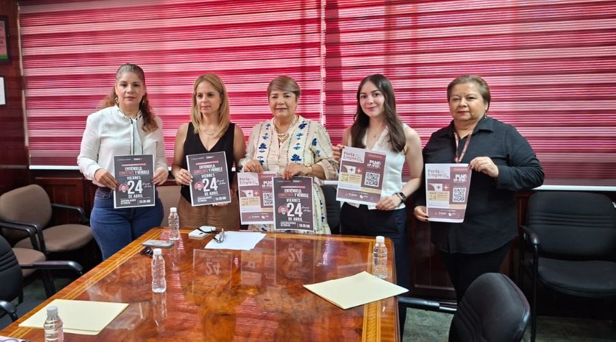 Autoridades de Guasave sosteniendo una invitación y posando para la foto