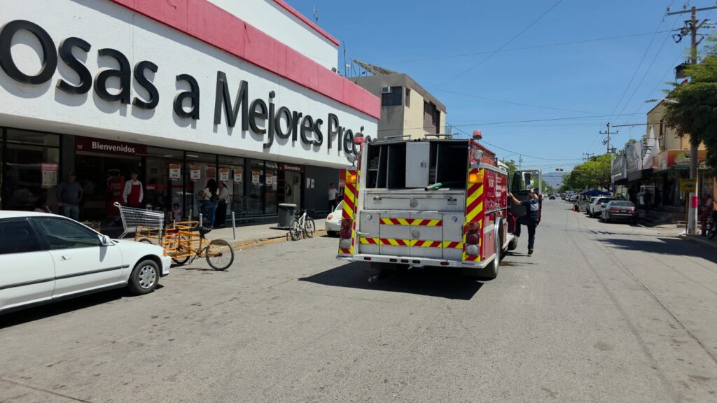 Camión de bombero estacionado frente a un supermercado