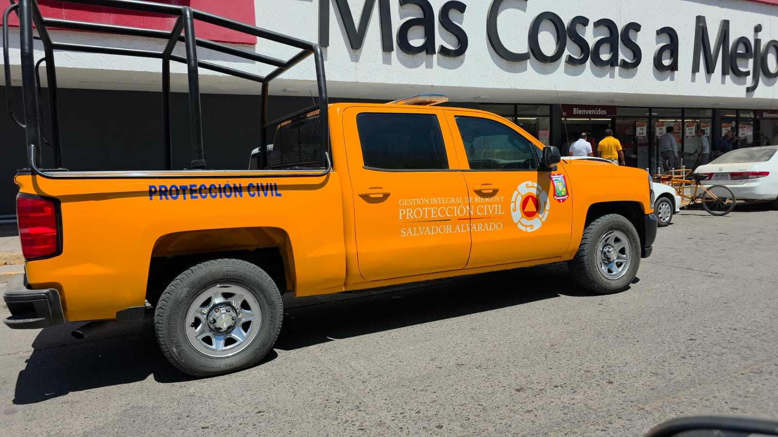 Camioneta de protección civil frente a un supermercado