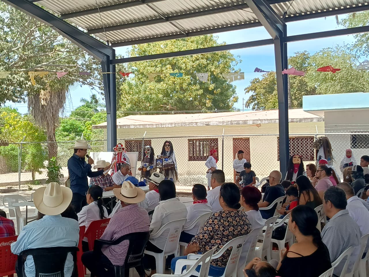 Diputados durante su visita al ejido Goros II.