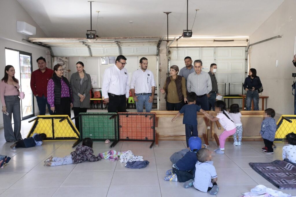 Alcaldesa de Guasave junto a autoridades y niños en guardería
