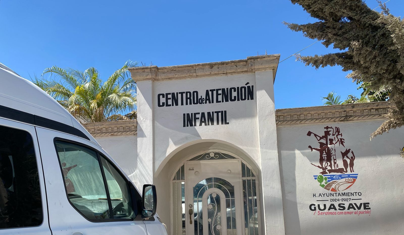 Fachada y puerta principal de guardería en Guasave