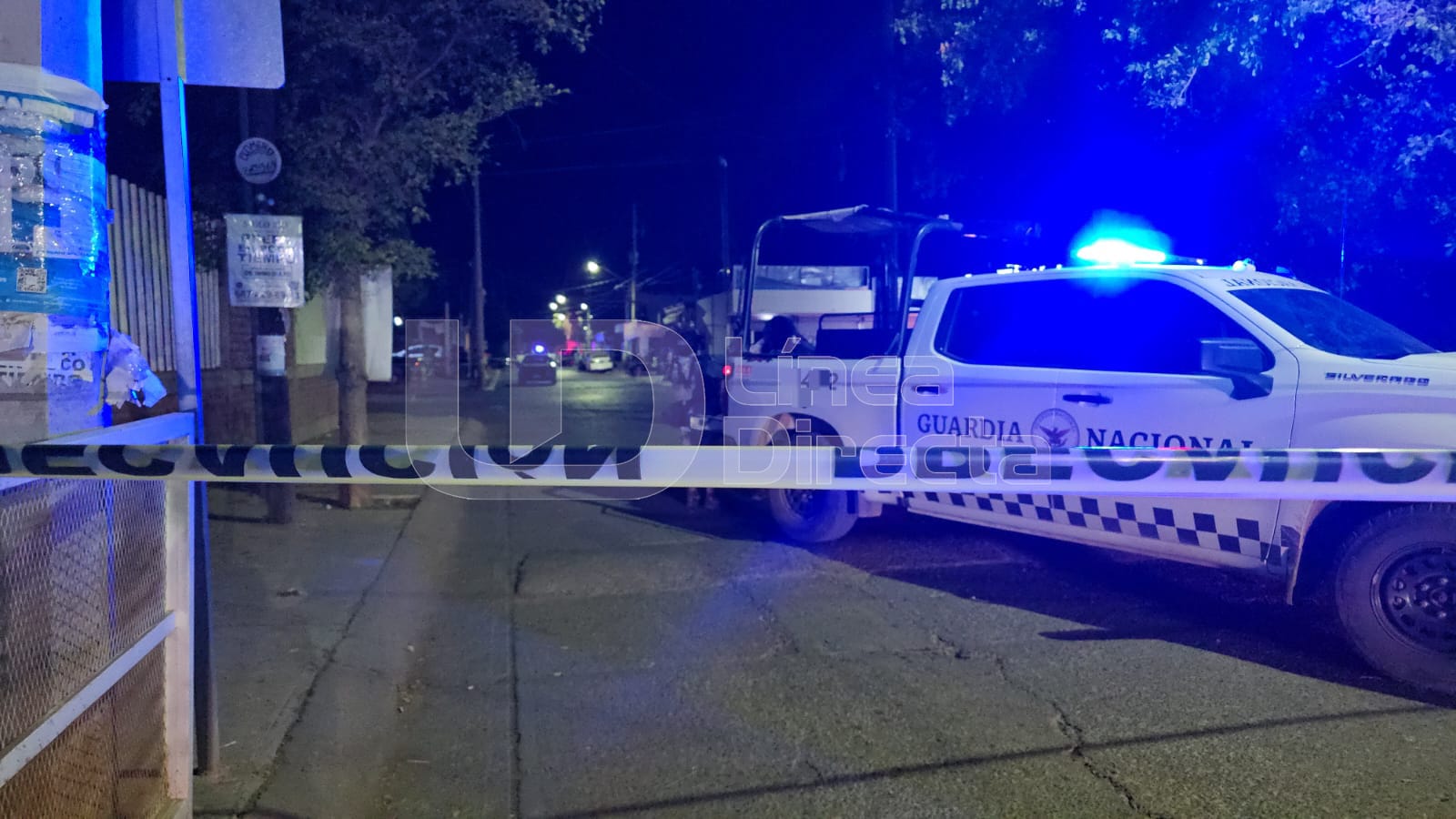 Unidad de la Guardia Nacional en una calle con una cinta amarilla de precaución