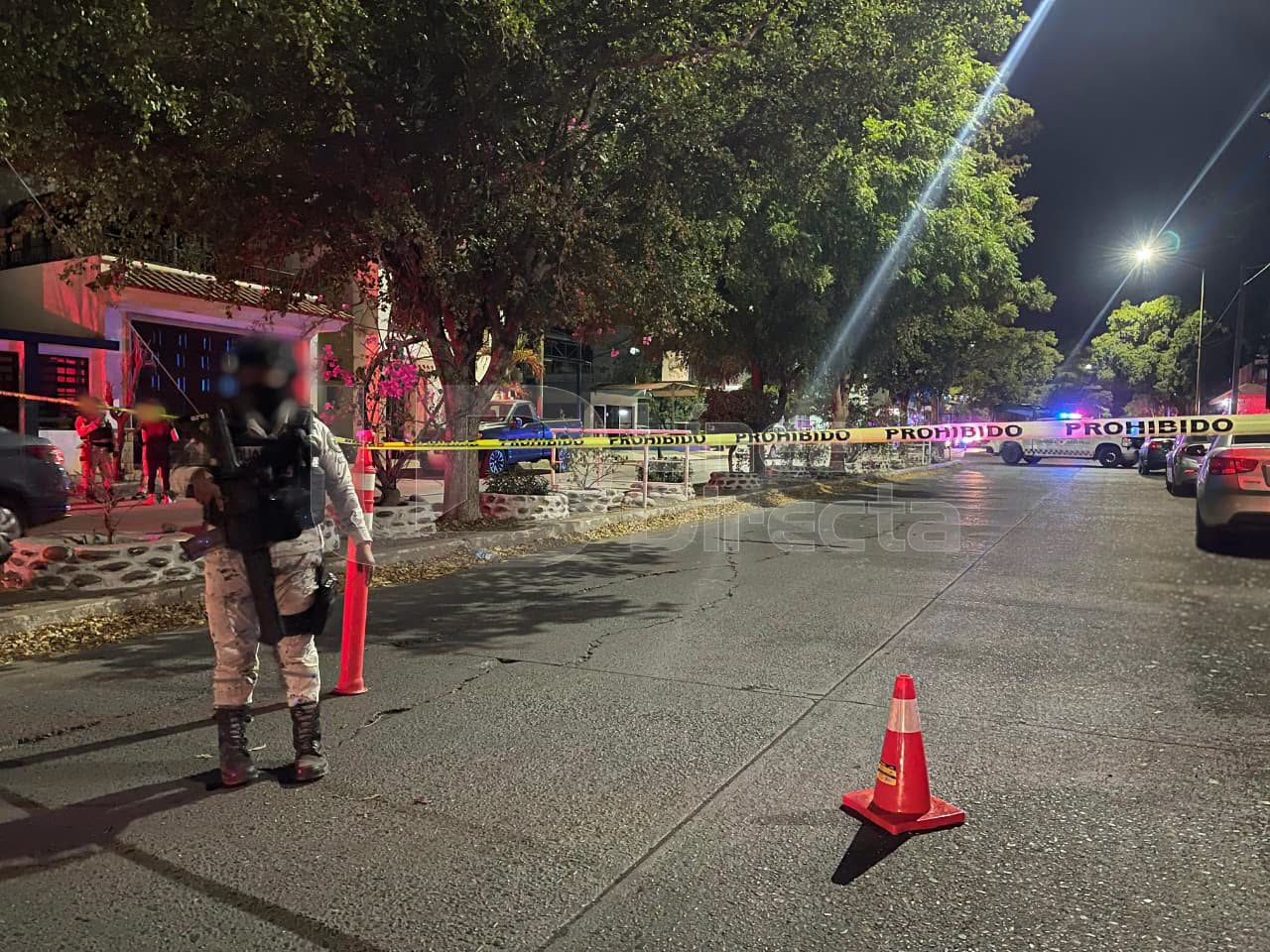 elementos de la GN en una calle con una cinta amarilla de precaución