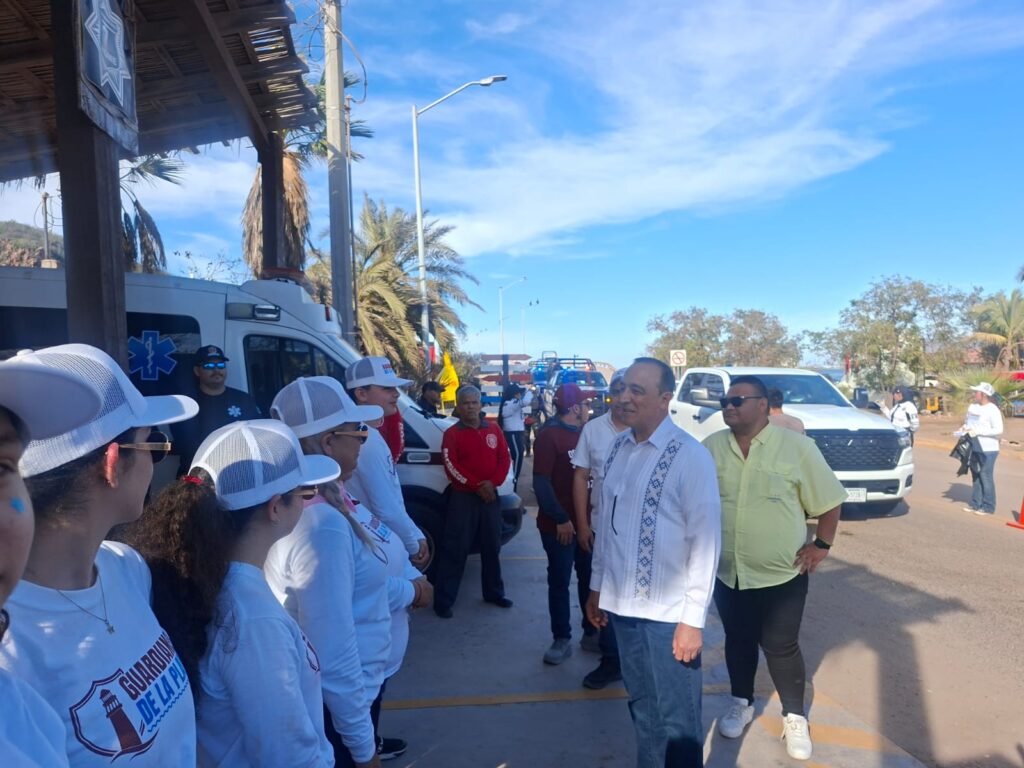 Antonio Menéndez junto a los Guardianes de la Playa