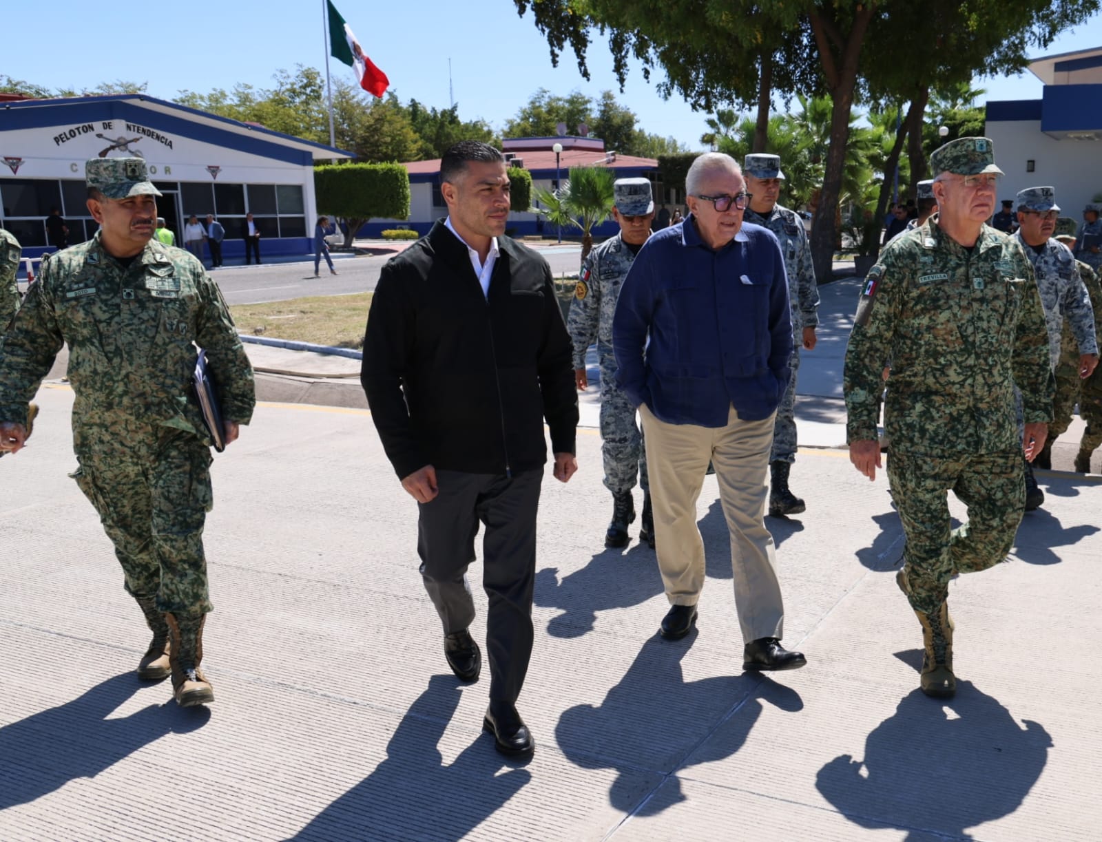 El Secretario de Seguridad, Omar García Harfuch y el gobernador de Sinaloa, Rubén Rocha Moya junto a militares