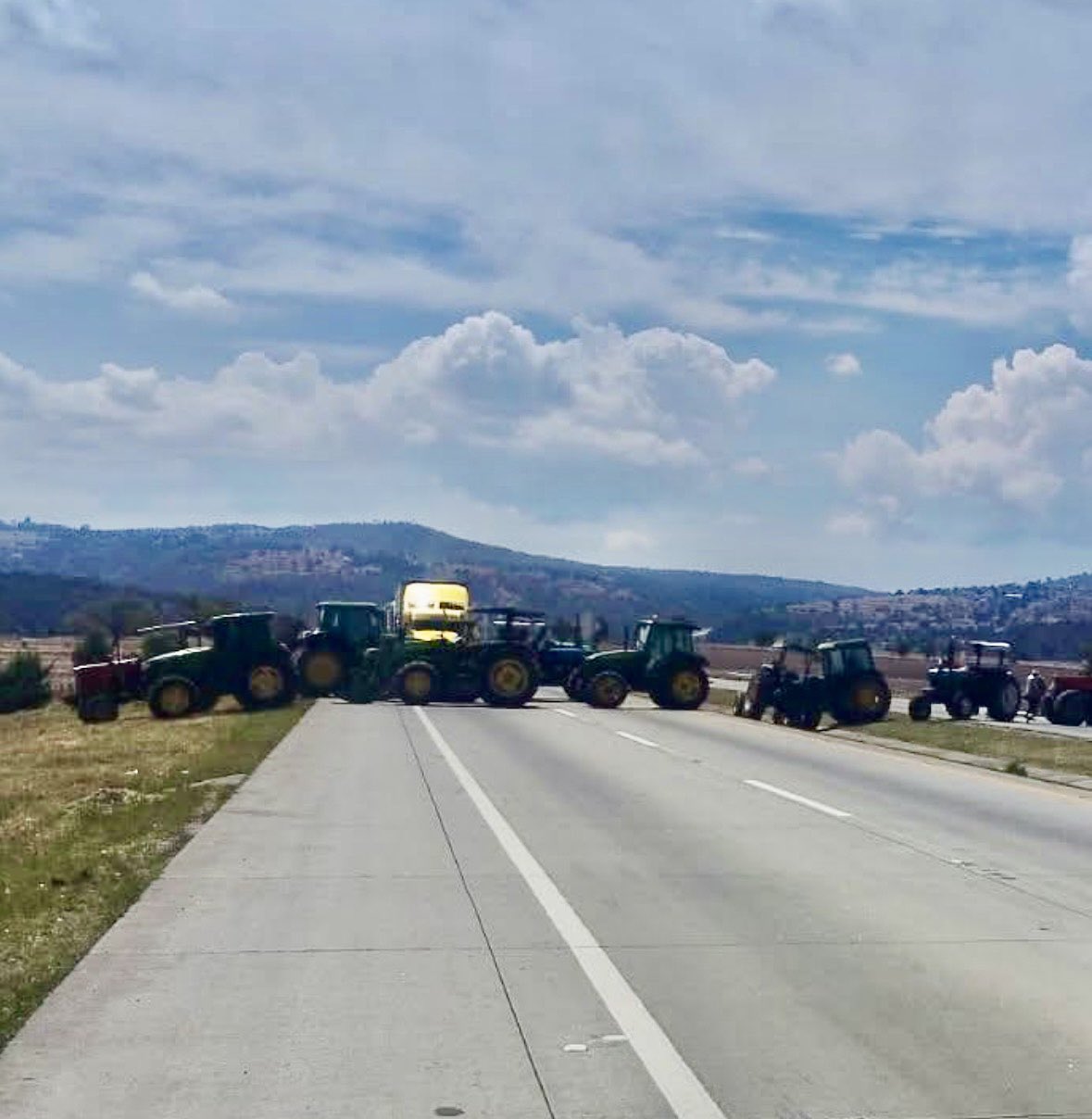 Camiones bloqueando al carretera