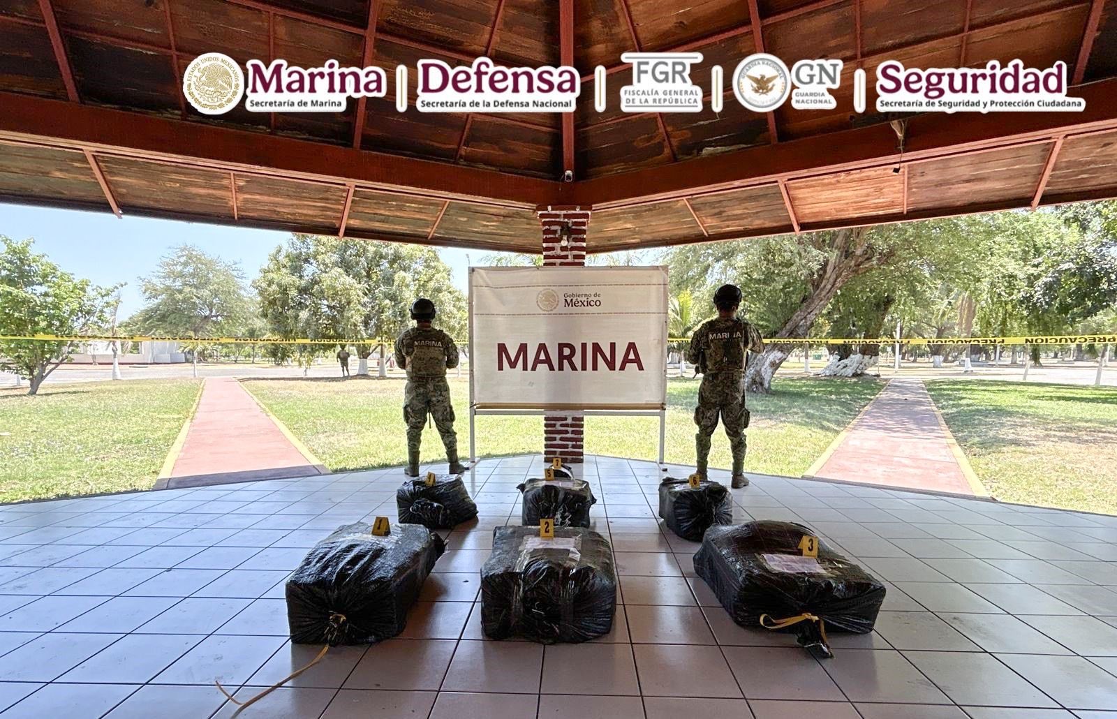 Marinos con droga decomisada