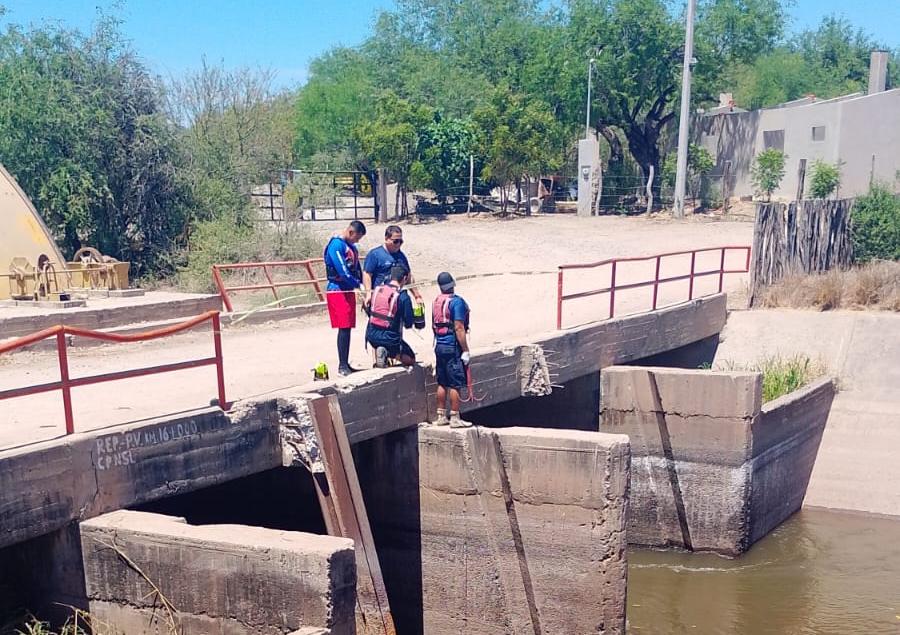 personas con equipo acuático a un lado de canal